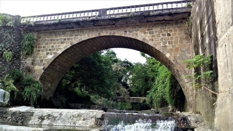 【穿越時空父子情！關西鎮民傅增君 用鏡頭「收集」百座石拱橋】