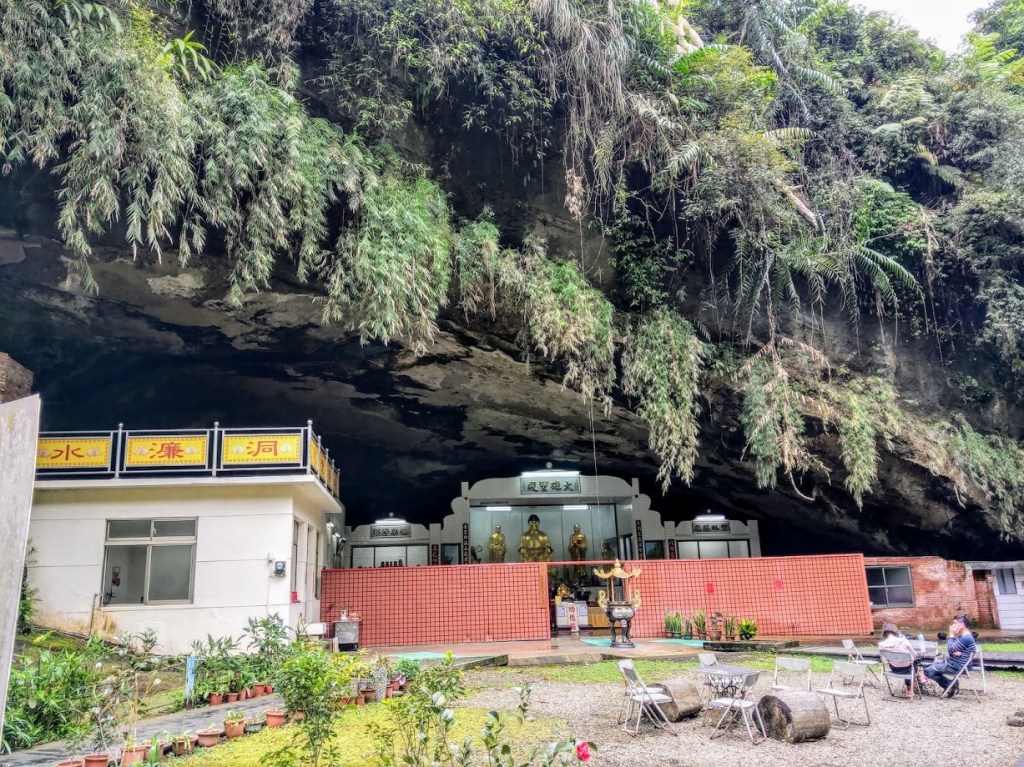 峨眉水濂洞為獅頭山最大的岩洞