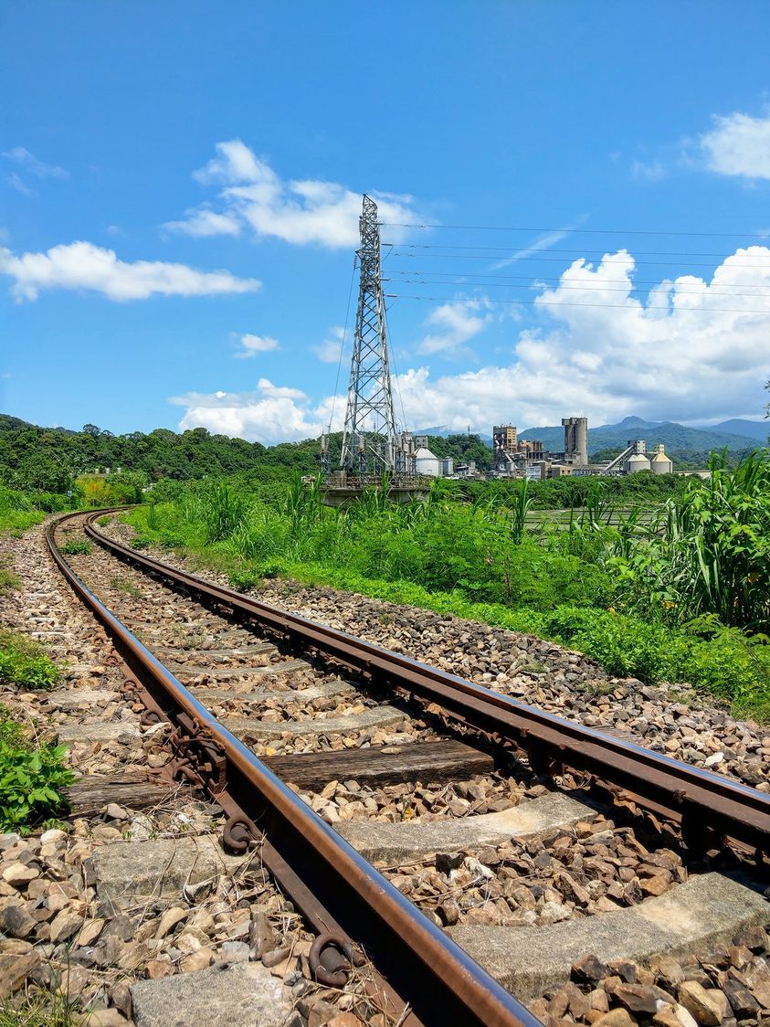 橫山內灣線，遠方是亞泥！好天氣，好心情！