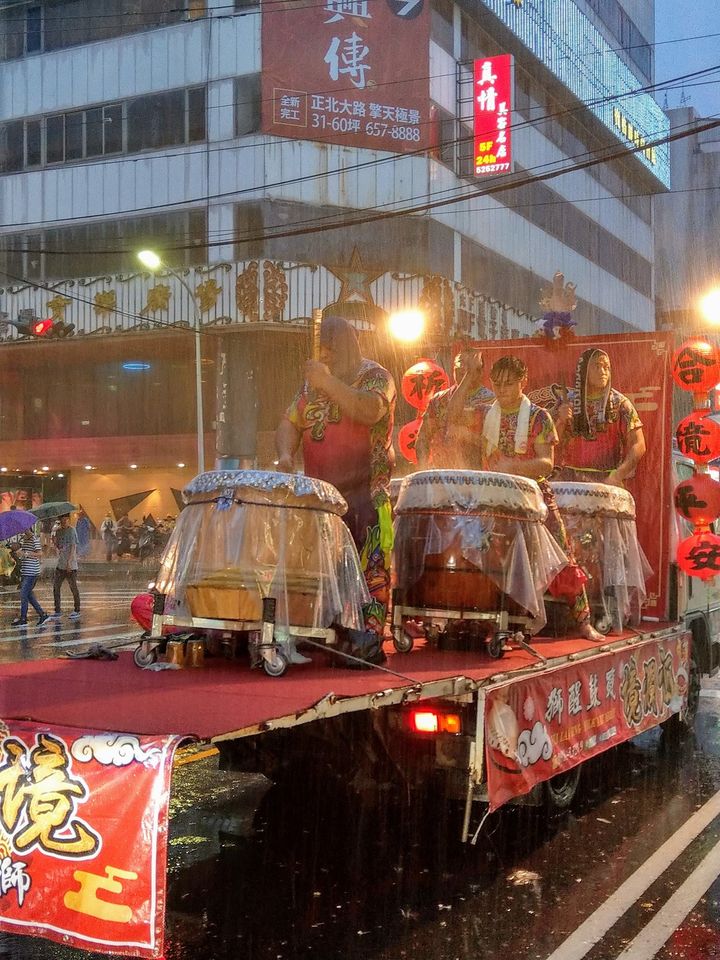 城隍祭  雨中鼓隊超帥 雨中陣頭也很帥