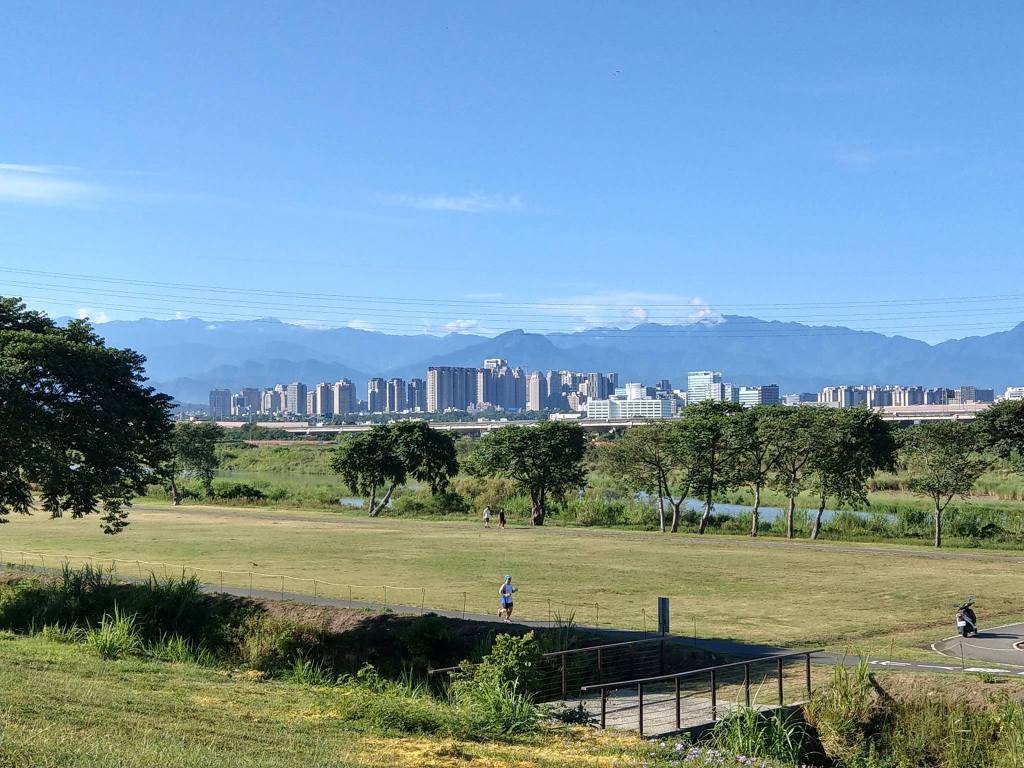 在竹北頭前溪可以遠眺往竹東，五峰